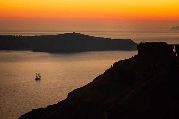 Jaynes Gallery 아티스트의 Europe-Greece-Santorini-Sunset on sailboat작품입니다.